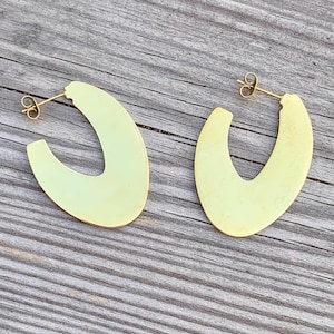 Large gold hoop earrings in stainless steel - Gold C-shaped earrings - original design - Modern and minimalist jewelry