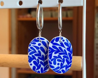 Boucles oreilles créoles forme matisse en argile polymère - boucles d’oreilles bleu cobalt et blanc - argile polymère