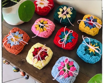 Set de 4 sous-verres au crochet - Granny square fait main - multicolore - esprit vintage, rétro - le prix correspond aux 4 sous-verres -