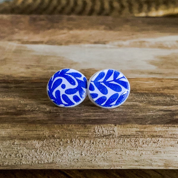 Boucles oreilles puces rondes feuilles inspiration Matisse - boucles en argile blanc bleu roi - création fait main -