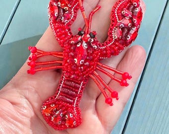 Broche homard rouge brodée main - bijou statement en perles et cristaux - pièce originale artisanale