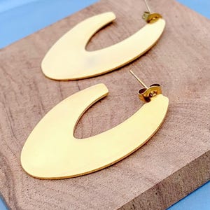 Large gold hoop earrings in stainless steel - Gold C-shaped earrings - original design - Modern and minimalist jewelry
