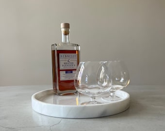 Bandeja redonda de mármol artesanal para tocador: elegante en blanco, lila o gris para perfumes, joyas y productos para el cuidado de la piel.