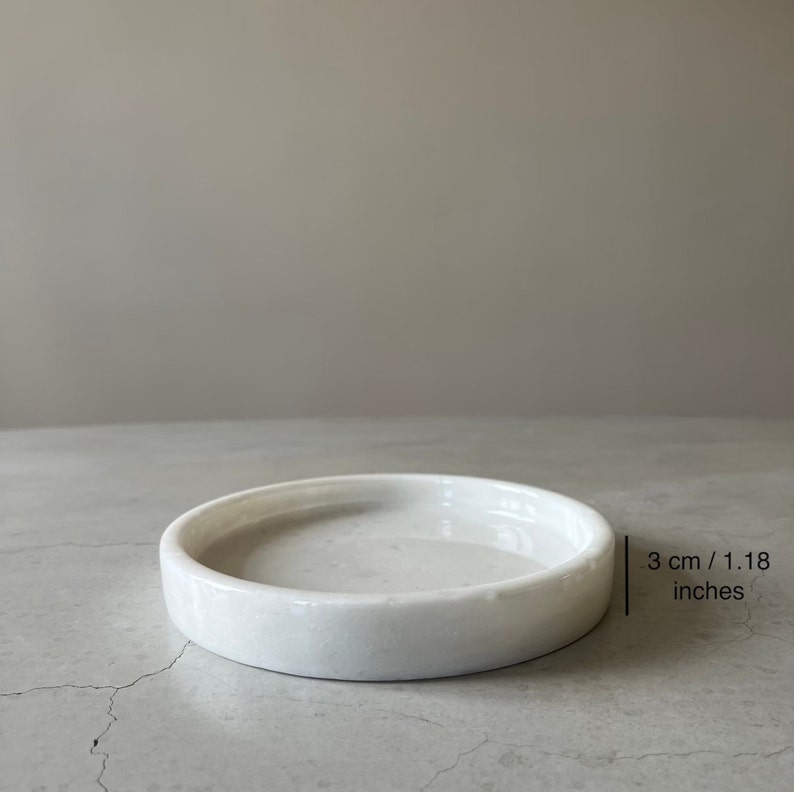 Pode incluir: Prato de cer&acirc;mica branco com borda arredondada. O prato tem um di&acirc;metro de 3 cm / 1,18 polegadas.