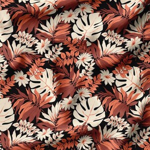 Può includere: Un tessuto con un motivo floreale tropicale. Il design presenta grandi foglie di monstera color crema, insieme a foglie più piccole e fiori simili a margherite nei toni del ruggine e del crema, su uno sfondo nero.