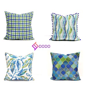 Peut inclure: Quatre coussins d&eacute;coratifs avec des motifs diff&eacute;rents. Les coussins sont tous carr&eacute;s et ont un fond blanc. Le premier coussin a un motif pied-de-poule vert et bleu. Le deuxi&egrave;me coussin a un motif ondul&eacute; bleu et vert avec une bordure en pompons bleus. Le troisi&egrave;me coussin a un motif floral bleu et vert. Le quatri&egrave;me coussin a un motif g&eacute;om&eacute;trique bleu et vert.