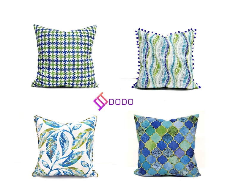 Peut inclure: Quatre coussins d&eacute;coratifs avec des motifs diff&eacute;rents. Les coussins sont tous carr&eacute;s et ont un fond blanc. Le premier coussin a un motif pied-de-poule vert et bleu. Le deuxi&egrave;me coussin a un motif ondul&eacute; bleu et vert avec une bordure en pompons bleus. Le troisi&egrave;me coussin a un motif floral bleu et vert. Le quatri&egrave;me coussin a un motif g&eacute;om&eacute;trique bleu et vert.