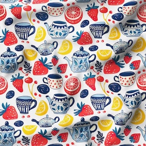 Può includere: Uno sfondo bianco con un motivo ripetuto di teiere blu e bianche, limoni, fragole e arance. Le teiere hanno un design floreale e sono riempite di tè.