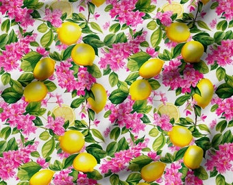Könnte beinhalten: Ein nahtloses Muster mit rosa Blüten und gelben Zitronen auf weißem Hintergrund. Die Zitronen sind in einem sich wiederholenden Muster angeordnet, wobei sich einige Zitronen überlappen. Die Blüten sind ebenfalls in einem sich wiederholenden Muster angeordnet, wobei sich einige Blüten überlappen.