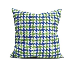 Peut inclure: Un coussin de d&eacute;coration &agrave; motif &eacute;cossais vert et bleu.