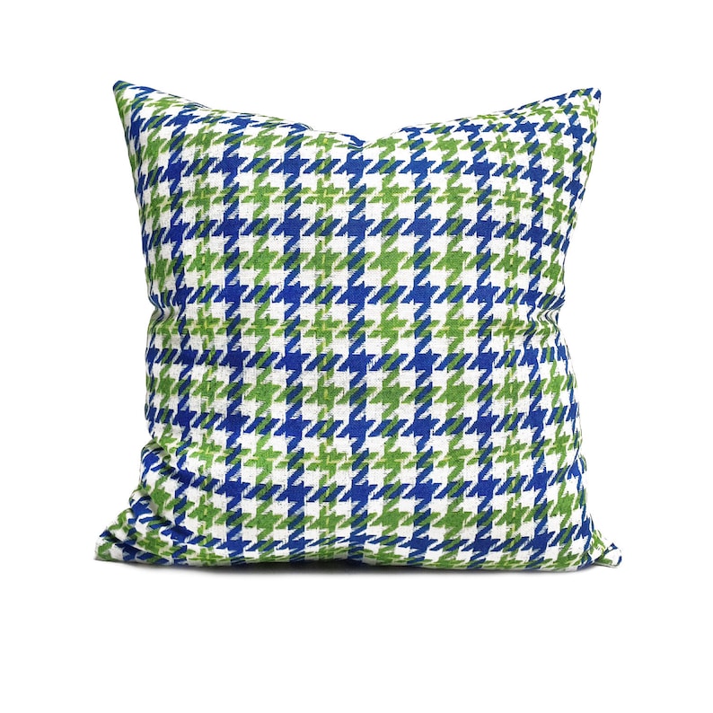 Peut inclure: Un coussin de d&eacute;coration &agrave; motif &eacute;cossais vert et bleu.