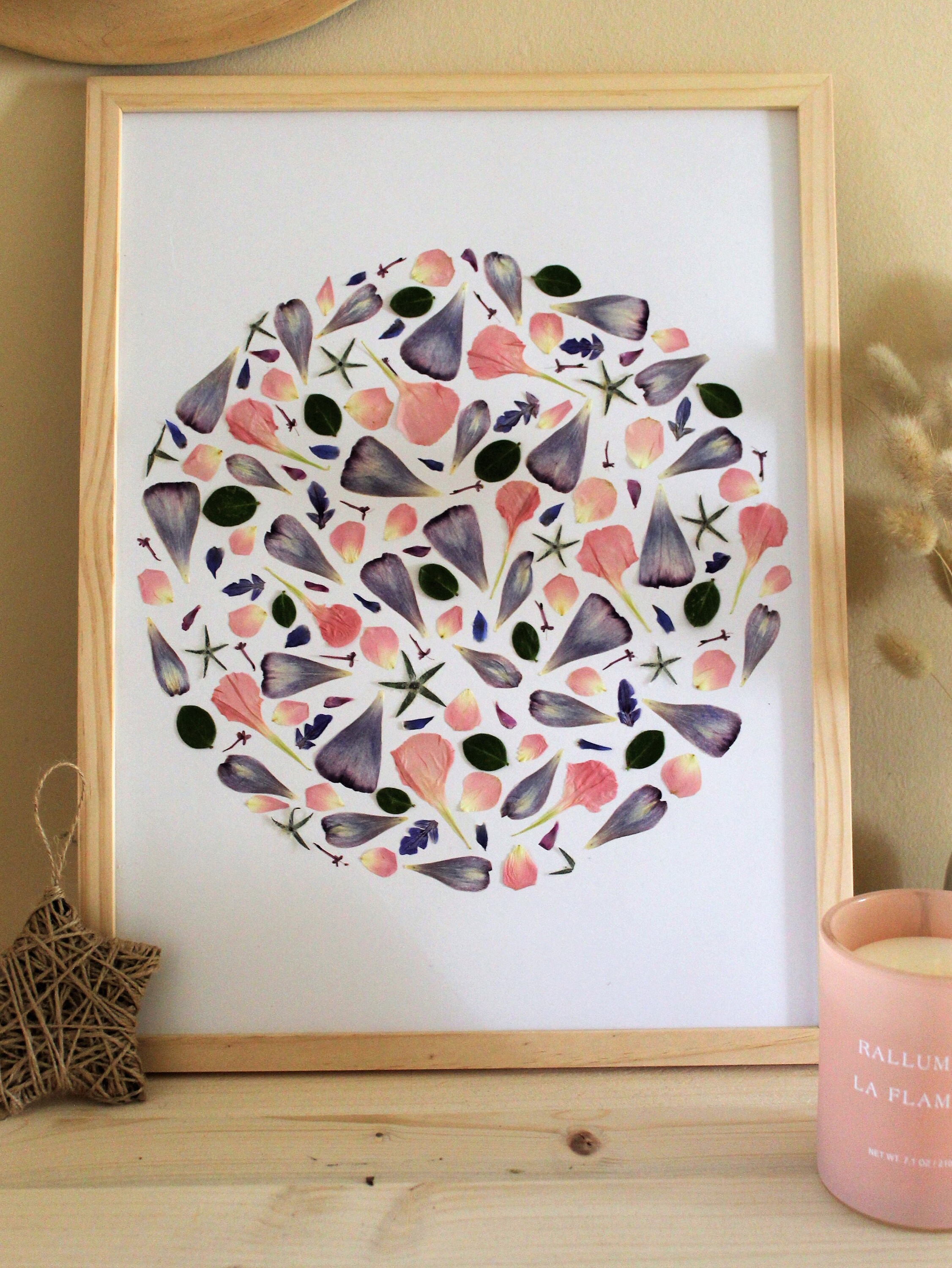 Ronde Printanière Faite de Pétales Renoncules, Oeillets, Roses Sauvages...