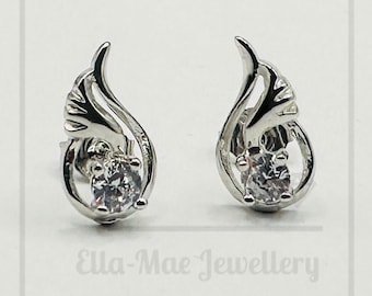 Aretes de cristal plateado con alas de ángel