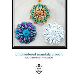 Puede incluir: Tres broches mandala bordados en una variedad de colores. El broche superior es turquesa, naranja y dorado. El broche inferior izquierdo es morado y azul. El broche inferior derecho es plateado y blanco. El texto "Broche mandala bordado" está debajo.