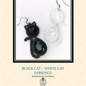 Könnte beinhalten: Ohrringe in Katzenform, einer schwarz und einer weiß, aus Perlen gefertigt. Der schwarze Ohrring hat einen großen, facettierten schwarzen Edelstein, und der weiße Ohrring hat einen perlmuttartigen Edelstein. Der Text auf dem Bild lautet "BLACK CAT - WHITE CAT EARRINGS BEADWEAVING TUTORIAL".