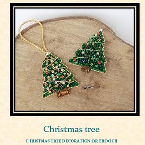 Puede incluir: Dos adornos de árbol de Navidad hechos de cuentas, uno colgando y otro sobre una superficie de madera. Ambos adornos son verdes con detalles dorados y presentan una variedad de cuentas.