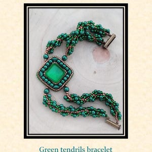 Może przedstawiać: Zielona bransoletka z koralików z kwadratowym zielonym kamieniem szlachetnym w środku. Bransoletka jest wykonana z małych zielonych i miedzianych koralików.