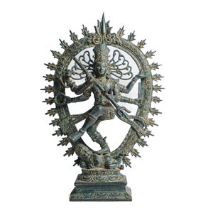 Könnte beinhalten: Eine Bronzestatue der hinduistischen Gottheit Shiva in der Nataraja-Pose, die auf einem Dämon tanzt. Die Statue ist mit aufwendigen Schnitzereien und einem kreisförmigen Heiligenschein verziert.