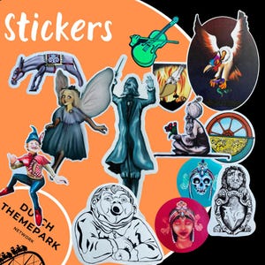 Può includere: Una collezione di adesivi colorati con vari disegni, tra cui una fata, un mago, un asino, un violino e un teschio. La parola "Stickers" è scritta in bianco su sfondo arancione. Gli adesivi sono del Dutch Themepark Network.