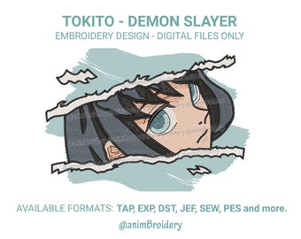 Può includere: Ricamo di un personaggio dell'anime Demon Slayer. Il viso del personaggio è parzialmente visibile, con occhi azzurri e capelli neri. Il design è su uno sfondo blu e bianco con un effetto di carta strappata. Il testo "TOKITO - DEMON SLAYER" è in alto nell'immagine. Il testo "AVAILABLE FORMATS: TAP, EXP, DST, JEF, SEW, PES and more." è in basso nell'immagine.