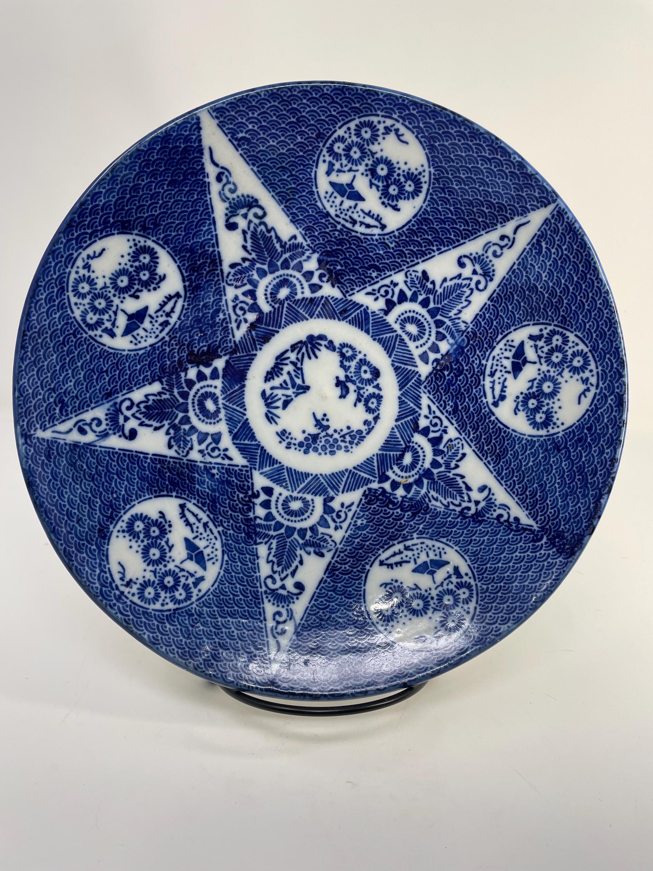 伊万里焼　アンティーク 希少なアンティークの日本の伊万里焼皿 – 手描きの 1900 年代の磁器