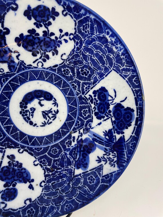 希少なアンティークの日本の伊万里焼皿 – 手描きの 1900 年代の磁器