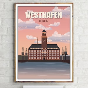 Puede incluir: Una impresión artística enmarcada que presenta una ilustración estilizada de Westhafen, Berlín. La obra de arte representa un edificio de ladrillo con una torre del reloj, sobre un cielo rosa y azul. La palabra "WESTHAFEN" se muestra de forma destacada.