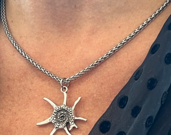 Venetian Chain silver necklace with starfish pendant.