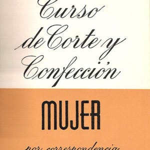 Könnte beinhalten: Ein Buchcover mit dem Titel "Curso de Corte y Confección" in eleganter Schrift über einem pfirsichfarbenen Abschnitt mit dem Wort "MUJER" in fetten Blockbuchstaben. Darunter steht "por correspondencia" und "CUADERNO 1".