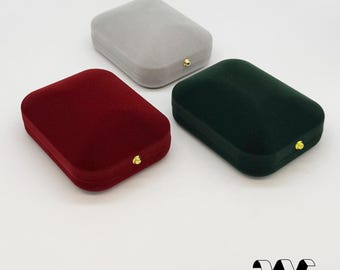 Schmuckgeschenkbox aus grau-rot-grünem Samt: Ring, Halskette, Armband