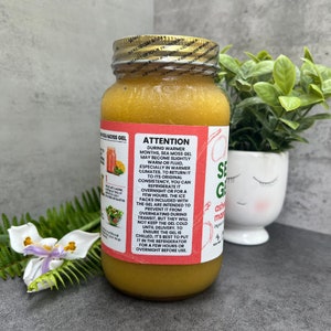Pu&ograve; includere: Un barattolo di vetro trasparente con un liquido giallo al suo interno. Il barattolo ha un tappo dorato e un'etichetta bianca con il testo "Sea Moss Gel" e "Attenzione" su di essa. L'etichetta include anche istruzioni per conservare il gel nei mesi pi&ugrave; caldi.