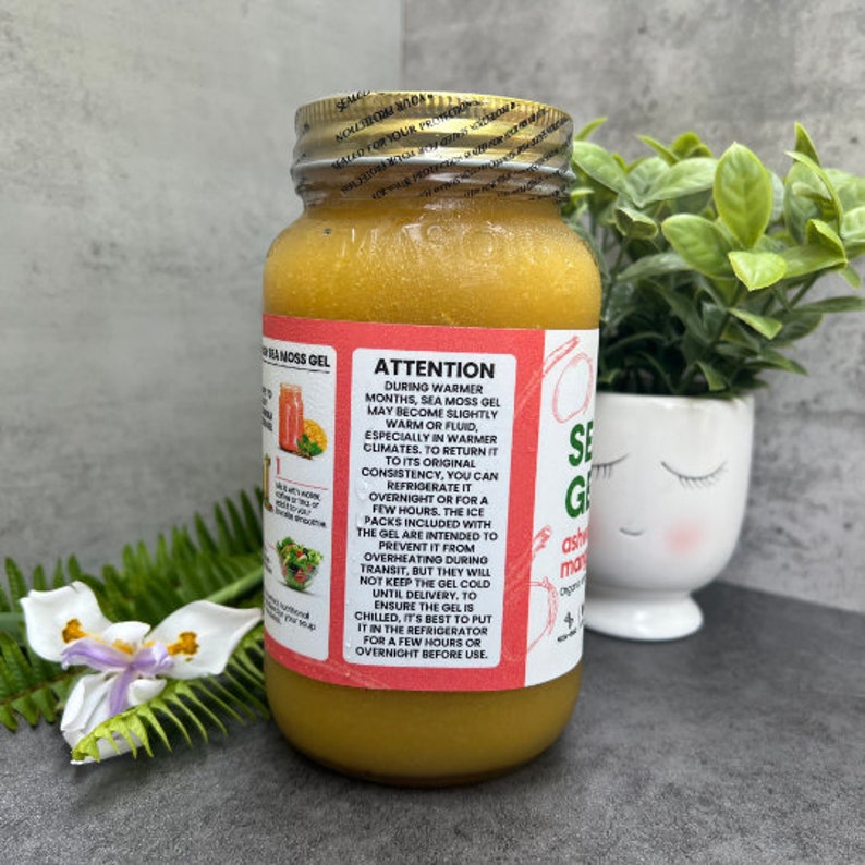 Pu&ograve; includere: Un barattolo di vetro trasparente con un liquido giallo al suo interno. Il barattolo ha un tappo dorato e un'etichetta bianca con il testo "Sea Moss Gel" e "Attenzione" su di essa. L'etichetta include anche istruzioni per conservare il gel nei mesi pi&ugrave; caldi.