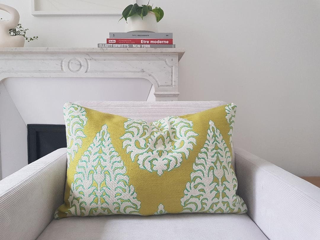 Housse de Coussin Bohème Vert en Tissu Volute Ornementale Du Designer Français