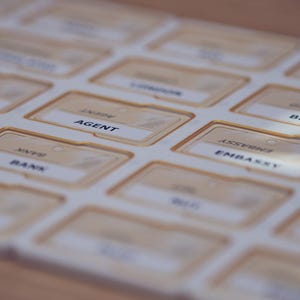 Tabuleiro Magnético Codenames: Vire o tabuleiro em 2 segundos e guarde todas as 200 cartas.