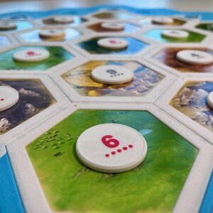 Jetons magnétiques Catan. Kit de mise à niveau rapide et sécurisé pour votre plateau de jeu Catane. Installation facile et pièces de jeu sécurisées.
