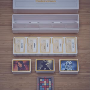 Kits de actualización completos de Codenames: Juego nuevo en 2 segundos, tableros magnéticos, protectores y caja de almacenamiento.