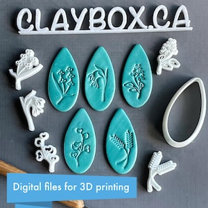Puede incluir: Un conjunto de cortadores de galletas impresos en 3D con diseños florales. Los cortadores son blancos y están dispuestos sobre un fondo azul verdoso. El texto "CLAYBOX.CA" es visible en la parte superior de la imagen.  "Archivos digitales para impresión 3D" está escrito en la parte inferior de la imagen.