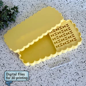 Könnte beinhalten: Eine hellgelbe rechteckige Box mit gewelltem Rand, geöffnet, um einen gemusterten Einsatz zu zeigen. Die Box ist für den 3D-Druck konzipiert, mit dem Text "Digital files for 3D printing" in einem blauen Banner.