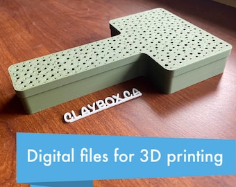 Puede incluir: Un objeto verde impreso en 3D con un patrón de panal y el texto "CLAYBOX.CA" impreso en el lateral. Archivos digitales para impresión 3D.