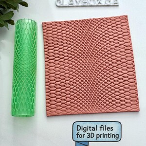 Puede incluir: Una herramienta de impresión 3D verde y cilíndrica con un patrón en forma de escamas se encuentra junto a una pieza rectangular de color salmón con un patrón a juego. La imagen incluye el texto "Digital files for 3D printing".