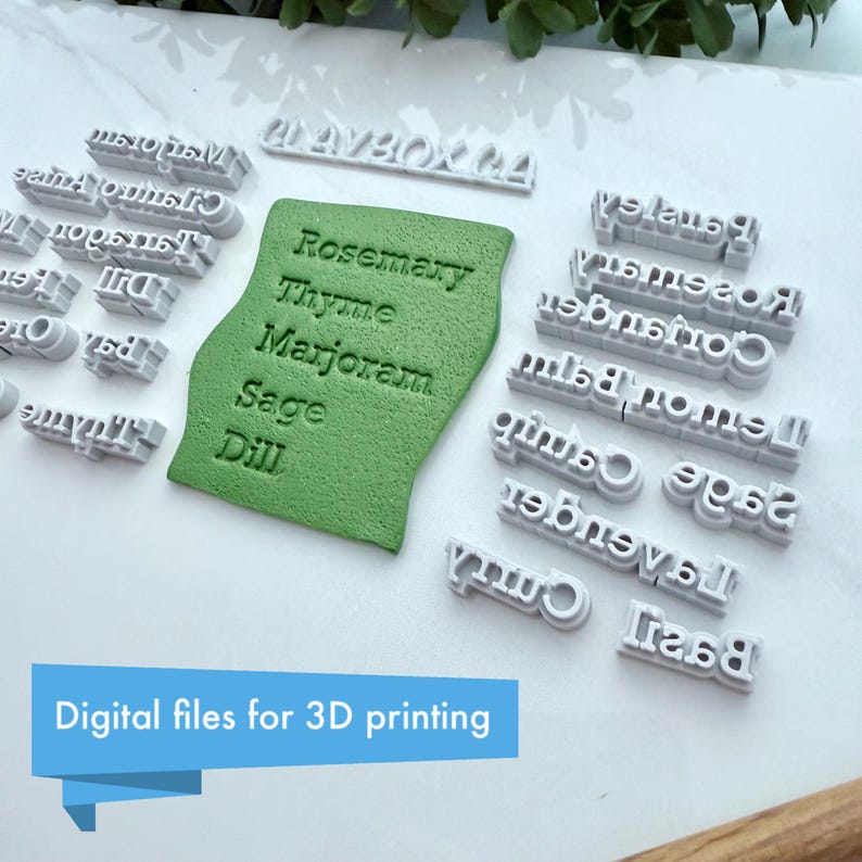 Puede incluir: Una colecci&oacute;n de sellos grises con nombres de hierbas impresos en 3D y una pieza de arcilla verde con nombres de hierbas en relieve. El texto "Digital files for 3D printing" se muestra en una pancarta azul.