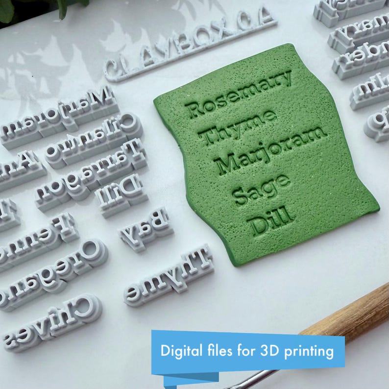 Puede incluir: Un conjunto de sellos de letras grises impresos en 3D y un sello verde texturizado con los nombres de hierbas: Romero, Tomillo, Mejorana, Salvia y Eneldo. La imagen tambi&eacute;n incluye el texto "Digital files for 3D printing".