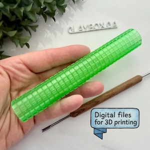 Puede incluir: Se muestra un rodillo verde brillante y texturizado y una herramienta con mango de madera. El rodillo tiene un patrón de cuadrícula. El texto "Digital files for 3D printing" está en un bocadillo azul y blanco. El fondo es blanco.