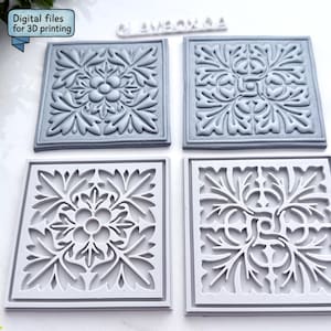 Puede incluir: Cuatro moldes cuadrados decorativos con diseños florales. Dos son de color gris claro con patrones en relieve, y dos son blancos con diseños calados. La esquina superior izquierda tiene el texto "Digital files for 3D printing".