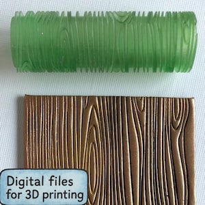 Może przedstawiać: Zielone, cylindryczne narzędzie do druku 3D i prostokątna płyta w kolorze miedzi, oba z fakturą słojów drewna. Tekst "Digital files for 3D printing" jest wyświetlany w niebieskim polu. Narzędzie ma około 10 cm długości.