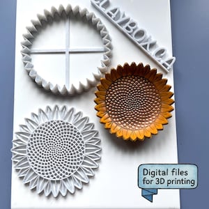 Puede incluir: Un cortador de galletas de girasol impreso en 3D en blanco, un sello de girasol a juego y una pieza de girasol amarilla terminada. El texto "CLAYBOX.CA" es visible en blanco, junto a un globo azul con "Digital files for 3D printing".