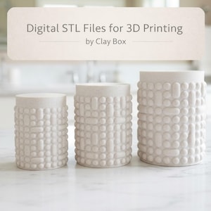 Puede incluir: Tres recipientes cilíndricos blanquecinos con un patrón texturizado y punteado. Los recipientes varían en tamaño, el más grande a la derecha. El texto en la parte superior dice "Digital STL Files for 3D Printing by Clay Box."