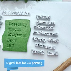 Puede incluir: Un conjunto de sellos de nombres de hierbas de pl&aacute;stico blanco y un bloque de arcilla verde con nombres de hierbas en relieve. Los sellos incluyen nombres como Romero, Tomillo y Mejorana. Tambi&eacute;n est&aacute; presente el texto "Archivos digitales para impresi&oacute;n 3D".