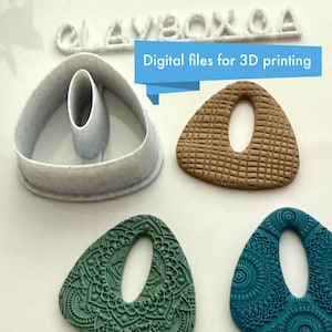 Puede incluir: Una colección de piezas de arte en arcilla y una herramienta de impresión 3D. Las piezas de arcilla tienen forma de triángulo con un recorte ovalado, con diseños texturizados y estampados en marrón, verde y turquesa. El texto "Digital files for 3D printing" es visible.