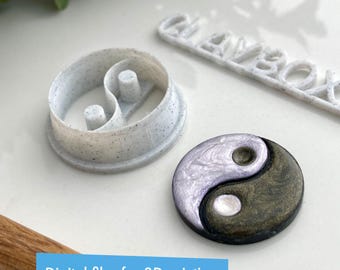 Może przedstawiać: Biała plastikowa foremka do ciasteczek w kształcie symbolu yin yang. Widoczny jest również symbol yin yang wydrukowany w 3D z wzorem wirującym w kolorze fioletowym i zielonym. W obrazie widoczny jest tekst "Pliki cyfrowe do druku 3D".